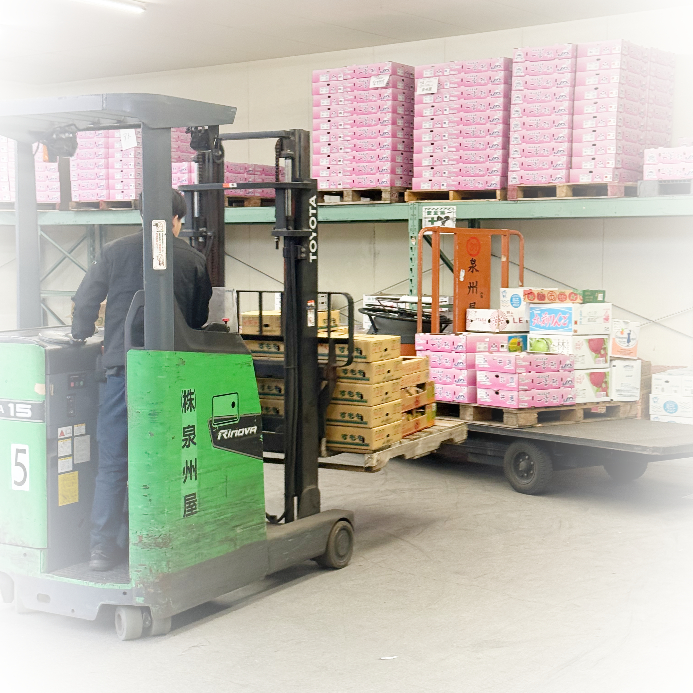 倉庫内で荷物を運ぶフォークリフト